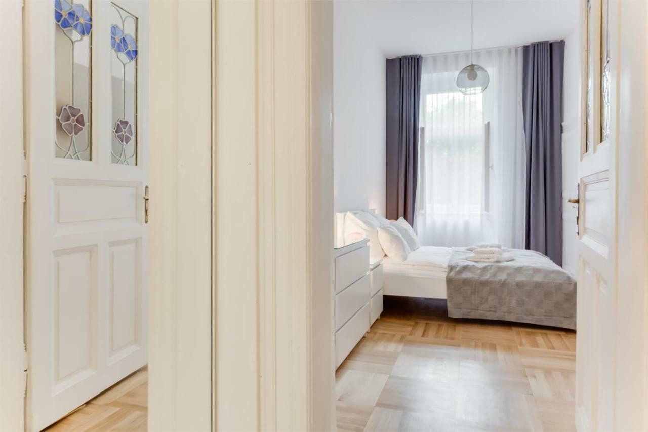 The Dancing House Residence, Two Bedroom Apartment With Balcony Near River! براغ المظهر الخارجي الصورة