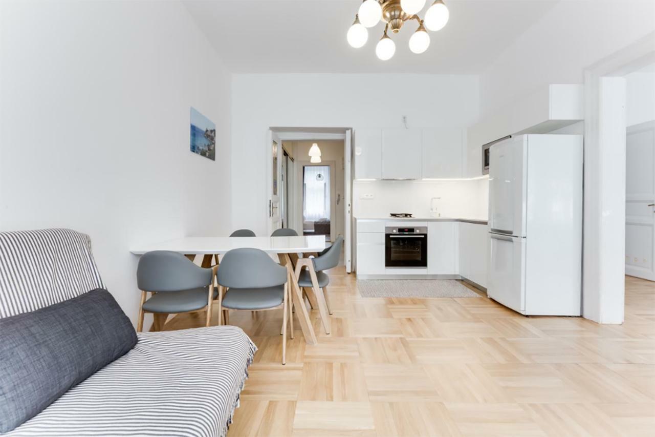The Dancing House Residence, Two Bedroom Apartment With Balcony Near River! براغ المظهر الخارجي الصورة