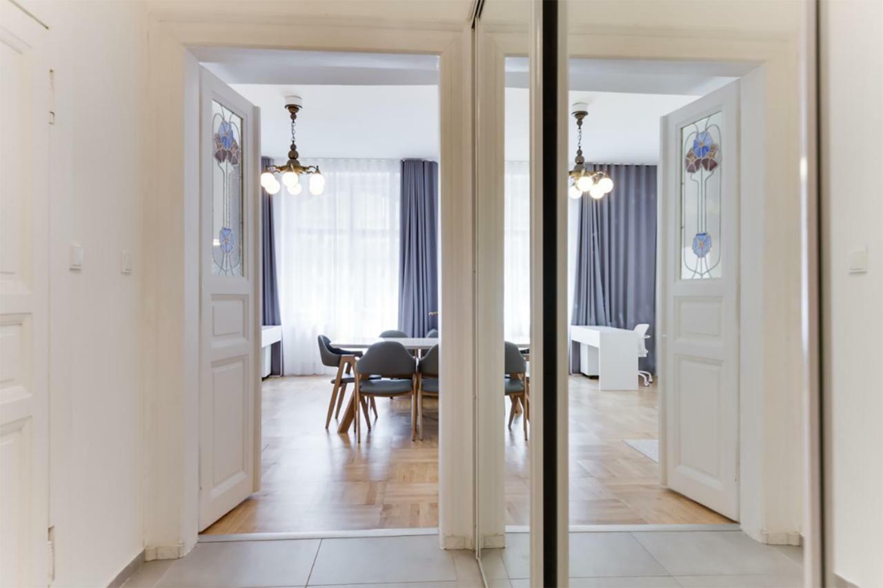 The Dancing House Residence, Two Bedroom Apartment With Balcony Near River! براغ المظهر الخارجي الصورة