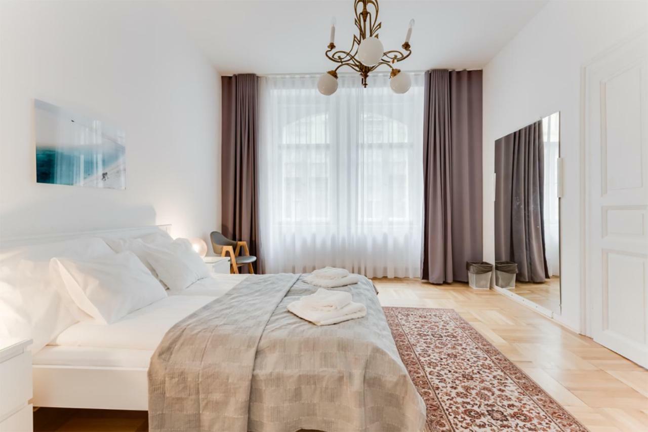 The Dancing House Residence, Two Bedroom Apartment With Balcony Near River! براغ المظهر الخارجي الصورة