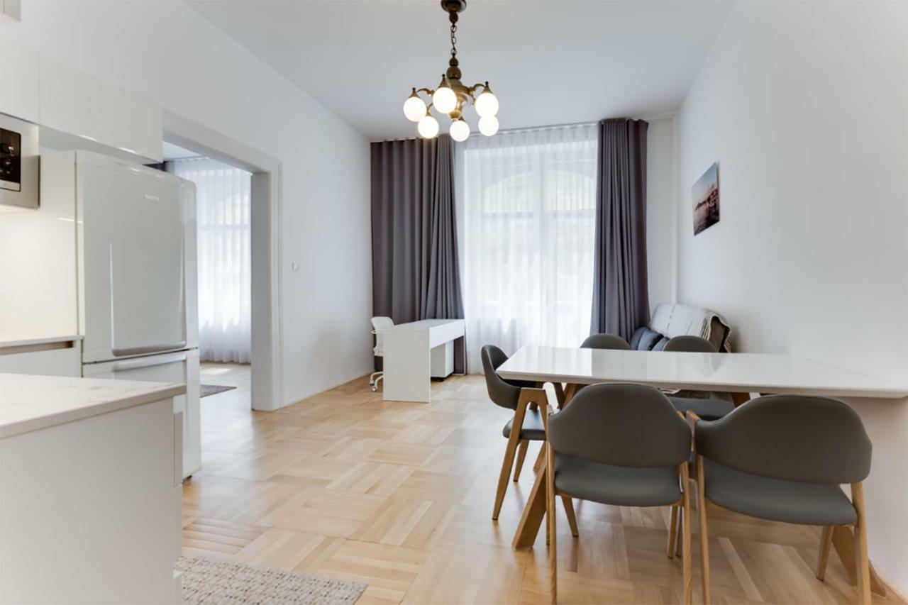 The Dancing House Residence, Two Bedroom Apartment With Balcony Near River! براغ المظهر الخارجي الصورة