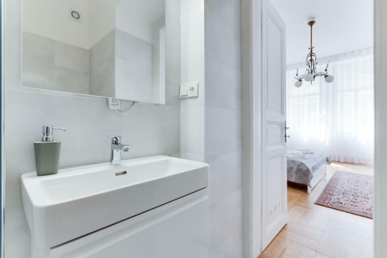 The Dancing House Residence, Two Bedroom Apartment With Balcony Near River! براغ المظهر الخارجي الصورة