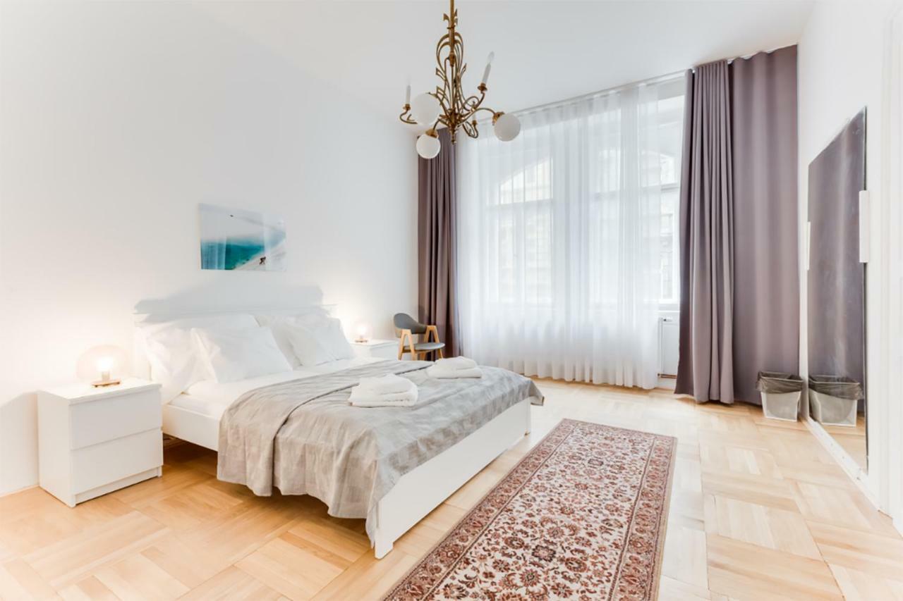 The Dancing House Residence, Two Bedroom Apartment With Balcony Near River! براغ المظهر الخارجي الصورة