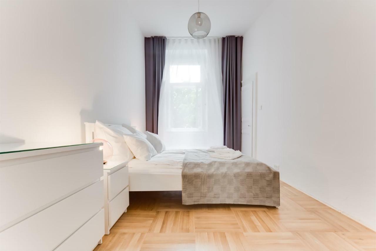 The Dancing House Residence, Two Bedroom Apartment With Balcony Near River! براغ المظهر الخارجي الصورة