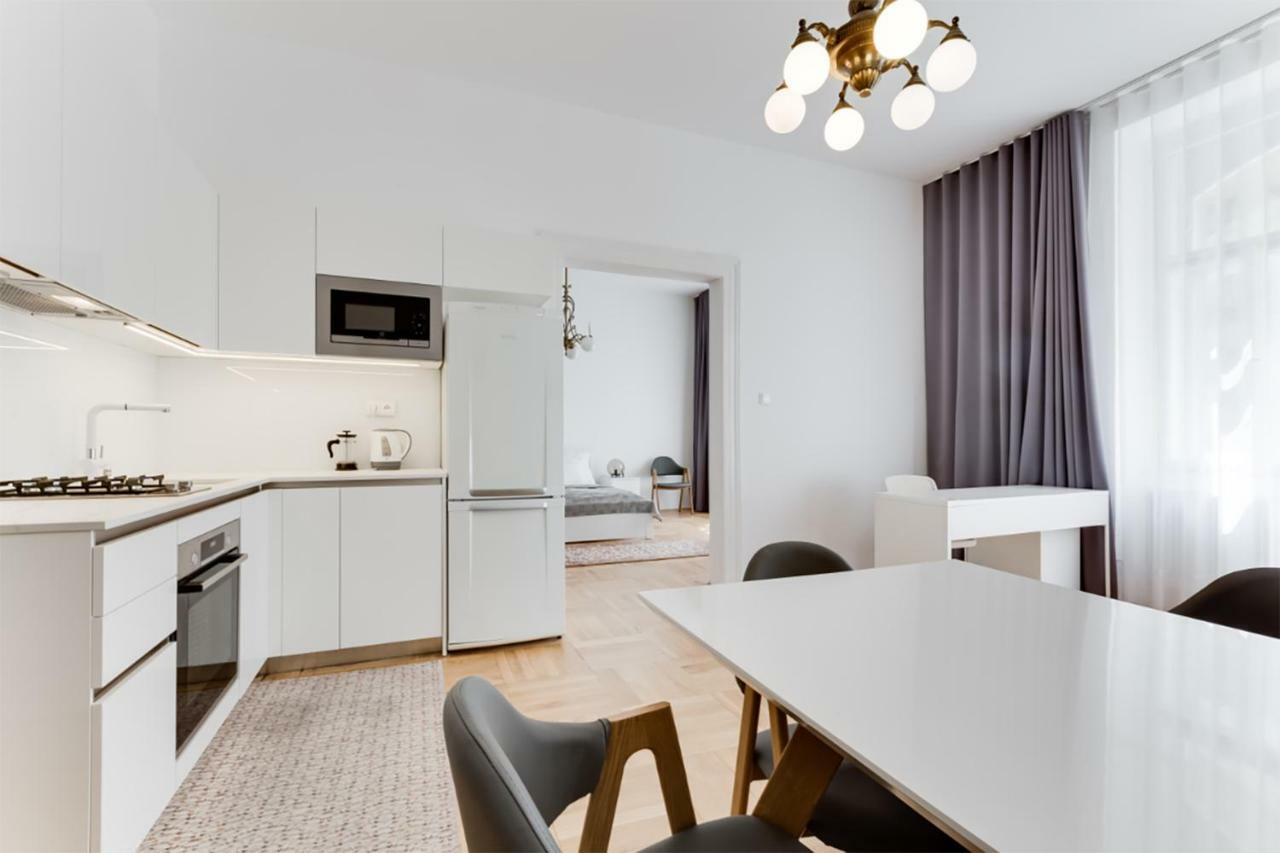 The Dancing House Residence, Two Bedroom Apartment With Balcony Near River! براغ المظهر الخارجي الصورة